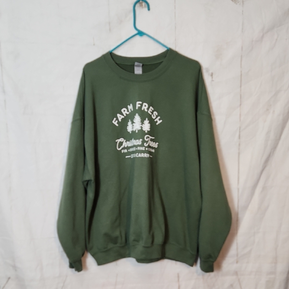 Gildan Green Crewneck Christmas Graphic Sweatshirt
